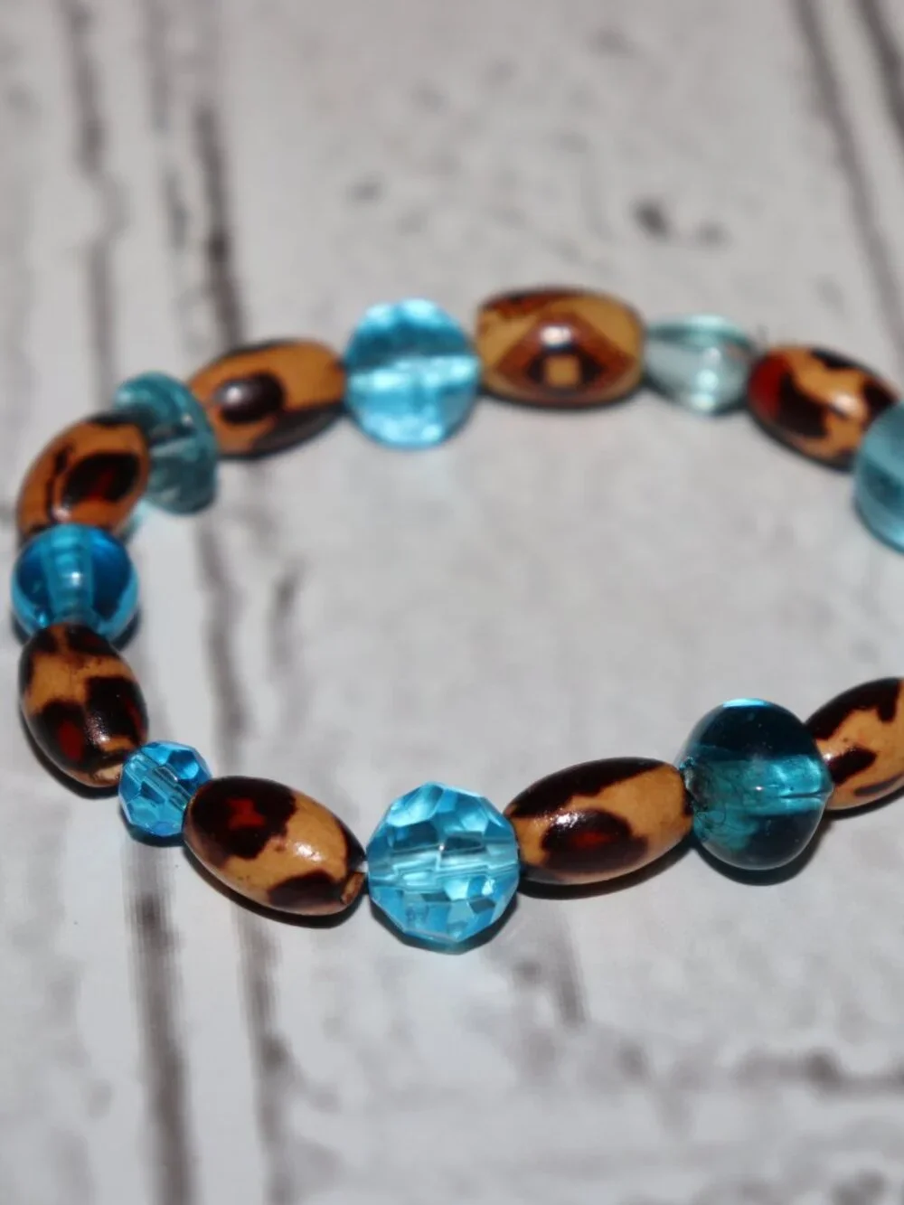 🤎💙✨ NWOT Wooden & Blue Glass Beaded Bracelet · 7" - Picture 3 of 4